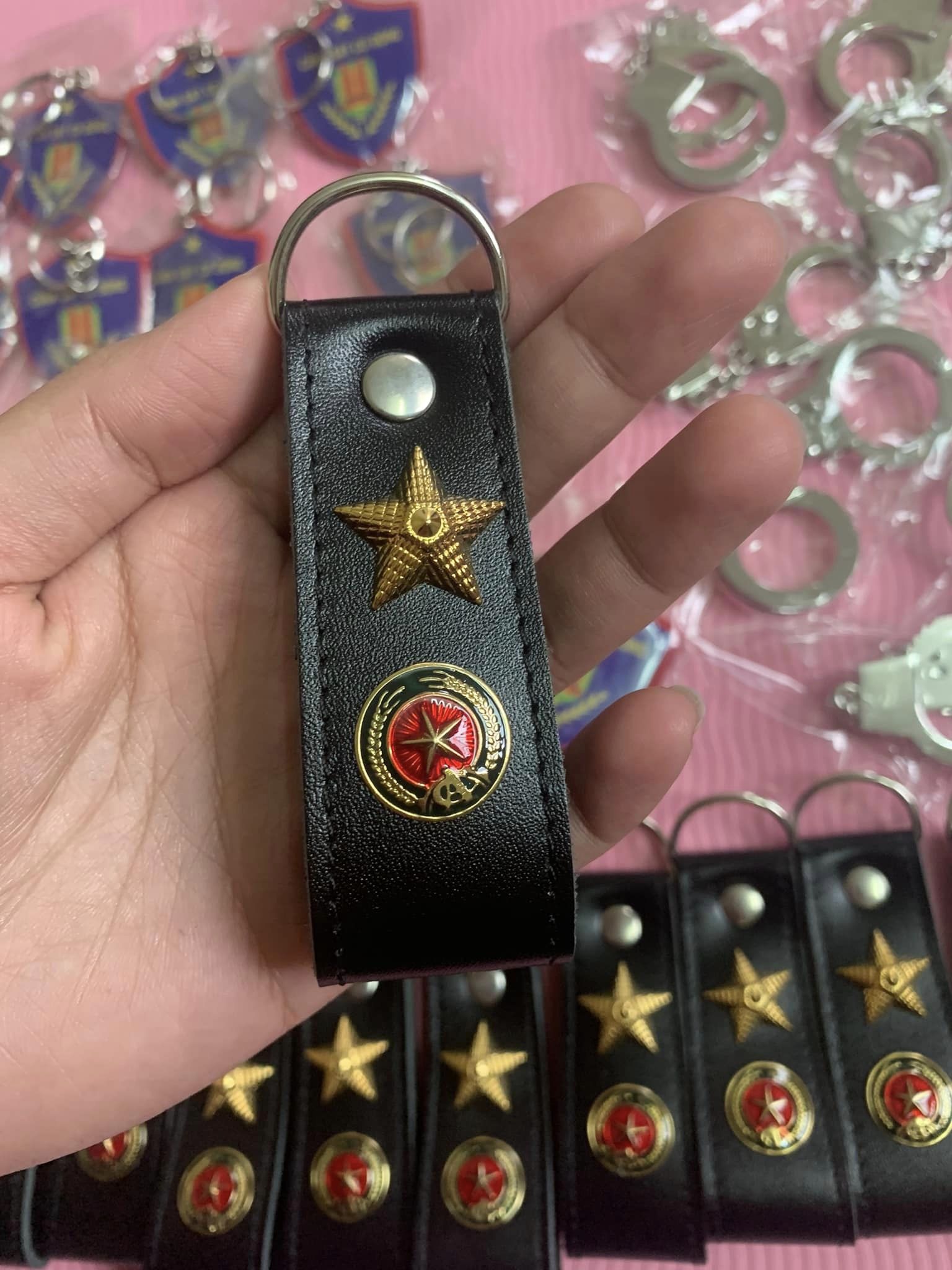 Móc khóa da bò công an 1 moc khoa da bo cong an